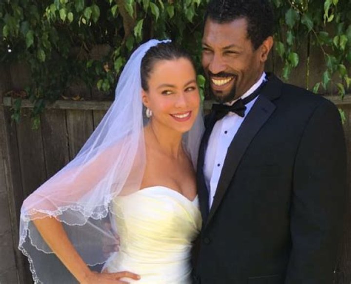 Deon Cole & Wife: Love Story & Updates